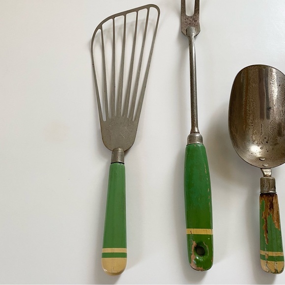 4 Vintage Green Wood Handle Utensils Batter Beater Fork Scoop Corer / Peeler - Picture 3 of 11
